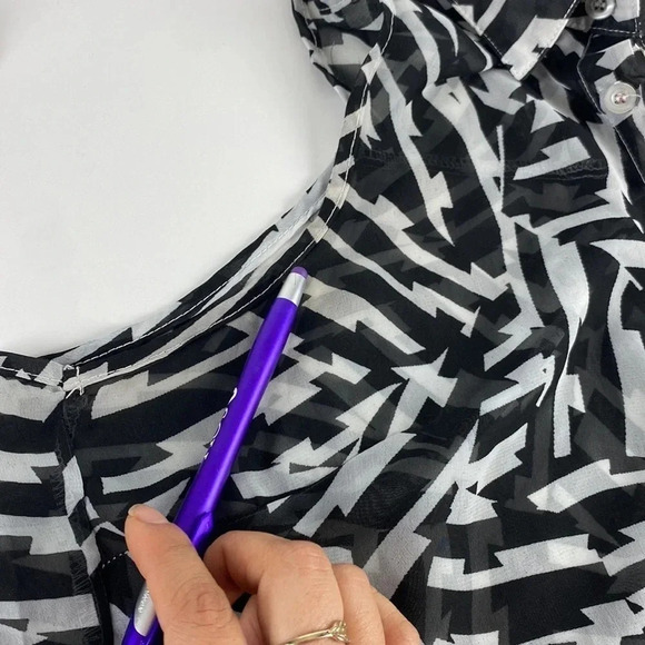 3/$15 Chevron black white geometric high neck sleeveless twist back top sz med - Picture 8 of 9